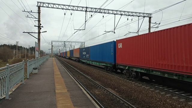 Потрясающий тифон и свистки "Старичка - Выльника" с контейнеровозом смотреть онлайн