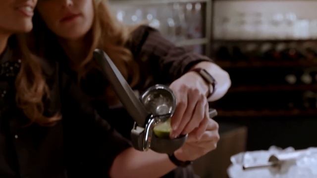Hoe maak je een Dark 'n Stormy - Cocktail Tutorial door Tess Posthumus смотреть онлайн
