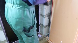 Как надежно закрепить парадную дверь к газосиликатным блокам