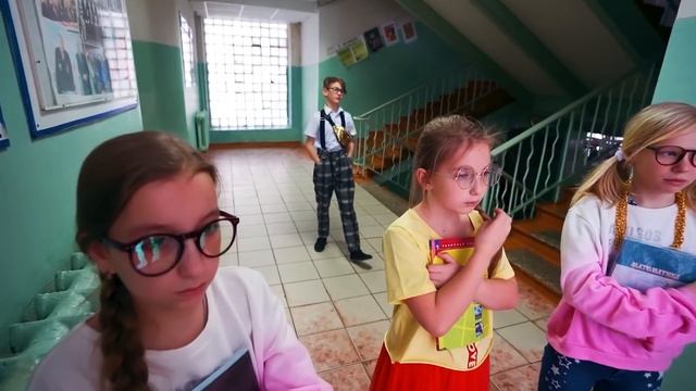 ОТНОВО НА УЧИЛИЩЕ! Богатият син на директора на училището Vs бедните ученици 🎓 Български пранк смотреть онлайн