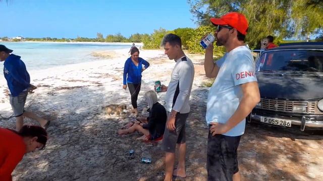 🇨🇺ASI E LA VIDA EN CUBA. Visitando una 🏖playa, 🏍VIAJE EN MOTO смотреть онлайн