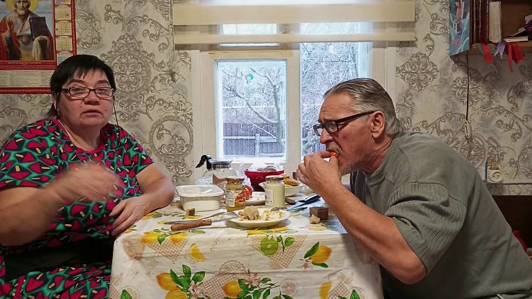 Жизнь в деревне: Приготовила еды. Накрыла на стол, пообедали, поговорили смотреть онлайн