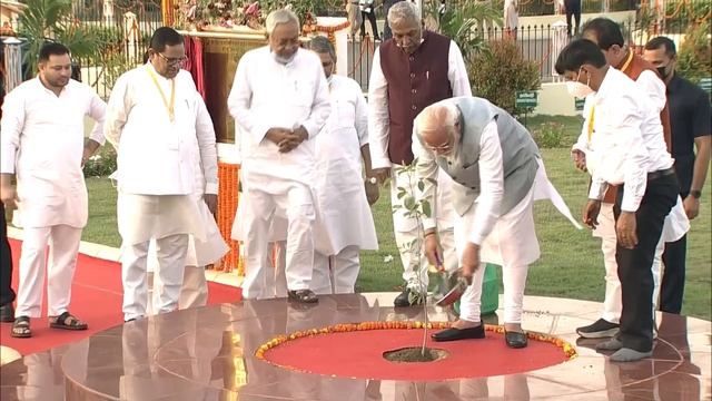 PM Modi plants Kalpataru sapling at Bihar Vidhan Sabha смотреть онлайн
