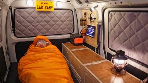 Дождливый кемпинг: автомобильный кемпинг в маленькой машине на удобной автостанции/жизнь в фургоне