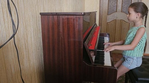 И. С. Бах - маленькая прелюдия и фуга до минор. Джамалова Юлия 8 лет.