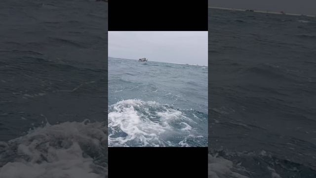 Гонки на катерах в шторм по океану в Африке