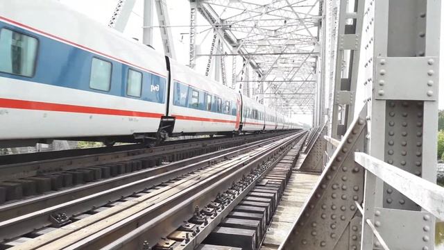 Электровоз ЭП20-011 со скорым поездом "СТРИЖ" смотреть онлайн