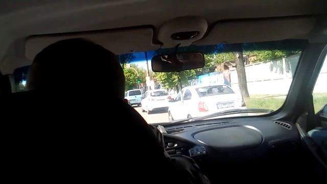 Мы всей семьёй едем на машине забирать мамин пылесос акселератор и потом заехали в Макдак смотреть онлайн