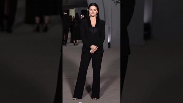 Selena Gomez black suit outfit смотреть онлайн