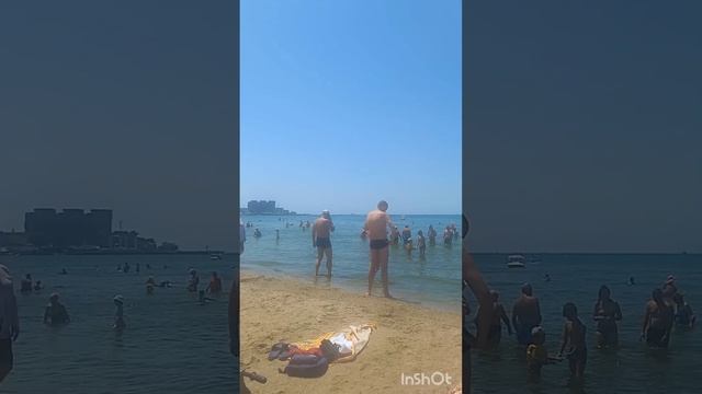 АНАПА. 20 июня 2023 г. +29, вода +22 гр. Сегодня на пляже за рекой Анапка очень много отдыхающих. смотреть онлайн