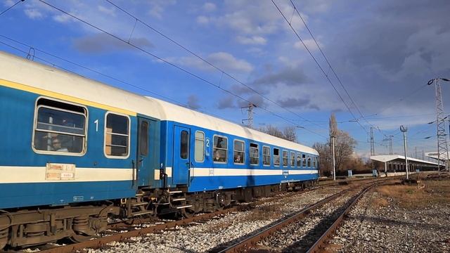 Синьо-белият бърз влак 2615 София-Варна потегля от Централна гара с "Цар Калоян" 80 044... смотреть онлайн