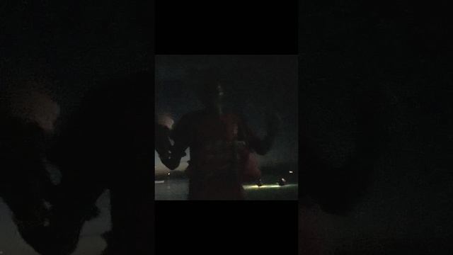 Певец на пляже в Африке