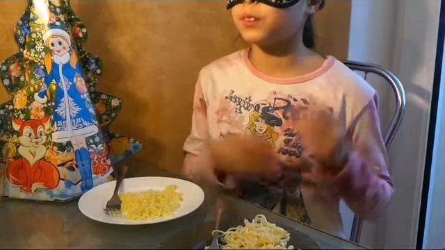 Закрытыми глазами: Что вкуснее МИВИНА или ДОШИРАК ? смотреть онлайн