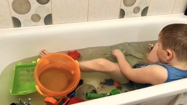 ИЛЮША купается в ванной. смотреть онлайн