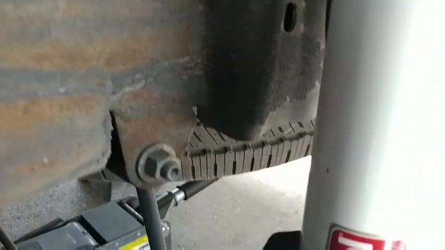 Replacing rear shocks on a 2003 Tahoe смотреть онлайн