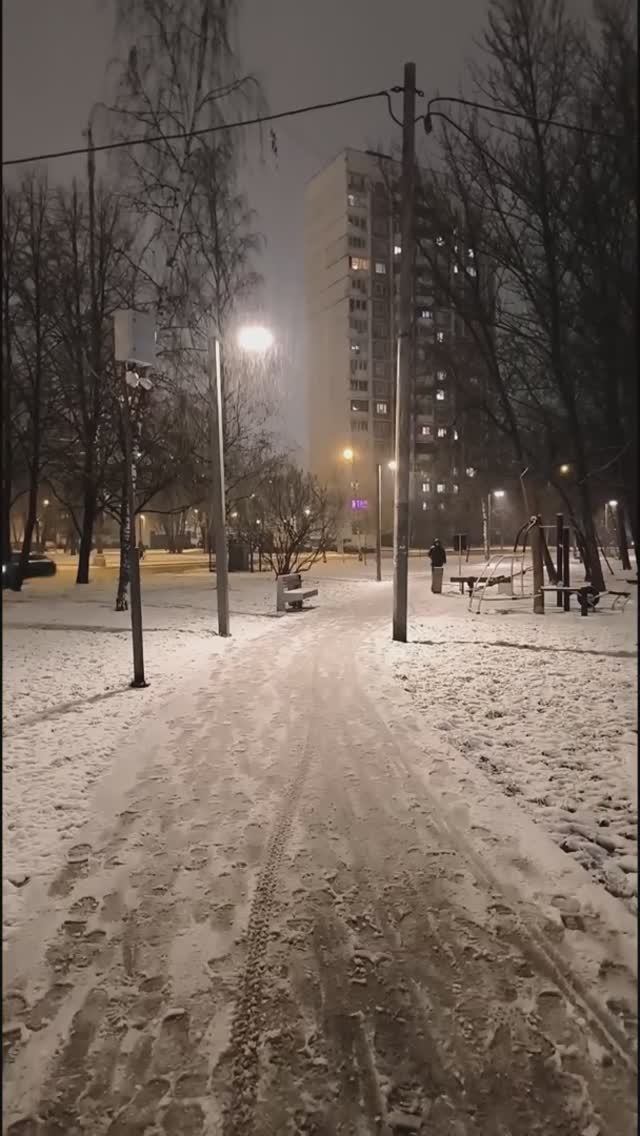 Снега кружится и тает.#снег #зима смотреть онлайн