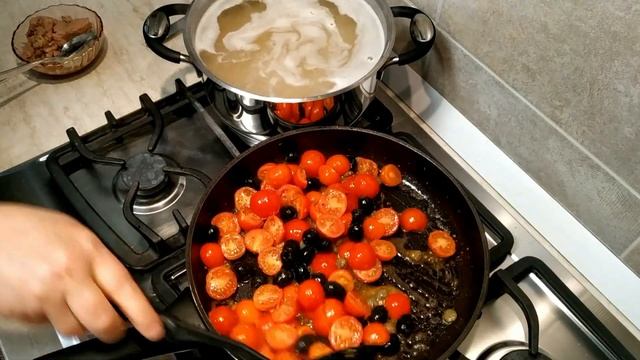Fusilli con tonno, pomodorini e olive смотреть онлайн