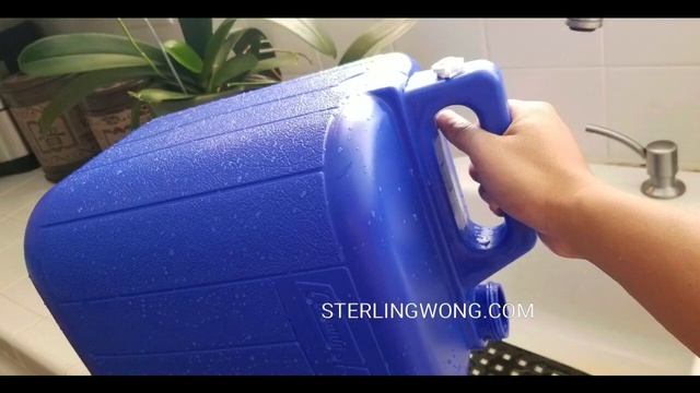 Storing Water! Coleman 5 Gallon Water Carrier - REVIEW - Annual Cleaning and Maintaining. смотреть онлайн