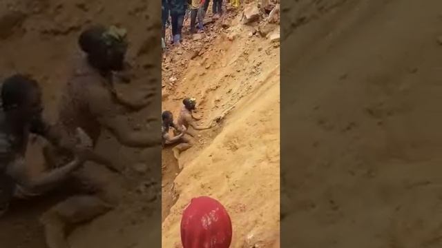 Miners in a Chinese cobalt mine in Congo escape being Buried alive by a landslide #landslide #minin смотреть онлайн