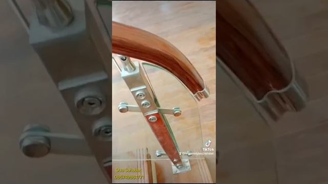RAILING TANGGA KACA TIANG PLAT DOUBLE KOMBINASI KAYU @duasahabattemperedglass смотреть онлайн