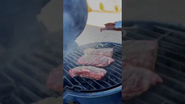 Hanger Steak on the @Char-Griller Akorn Jr смотреть онлайн