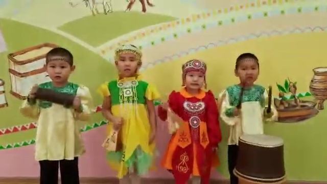 МБДОУ ЦРР д.с "Ньургуһун" ансамбль "Үнүгэсчээн" Якутская народная песня "Песня о зимовке" смотреть онлайн