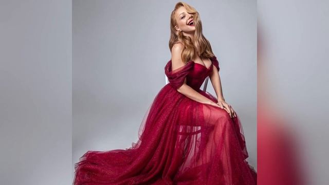 Тина Кароль засветилась под ручку с известным красавчиком