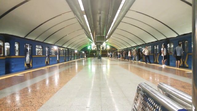 2 поезда метро на станции Бориспольская смотреть онлайн