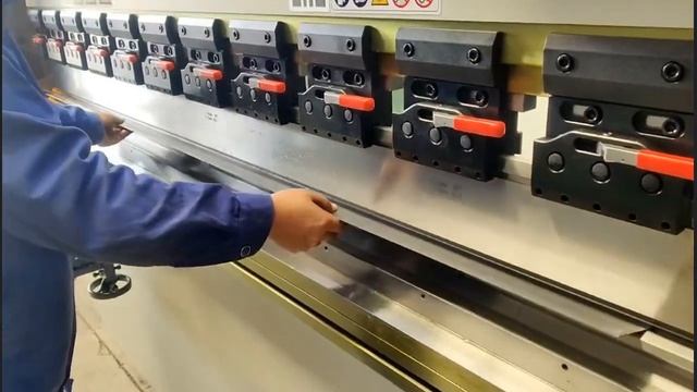 Гибка тонколистового металла на листогибочном прессе Bertech ES 25100 с контроллером Ctouch 8 смотреть онлайн