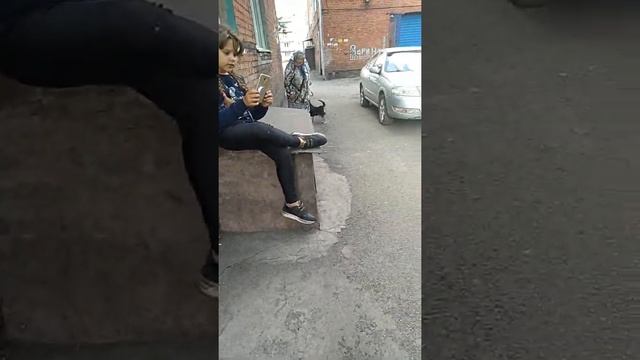 Ходит с собакой по дворам! Спускает на детей смотреть онлайн