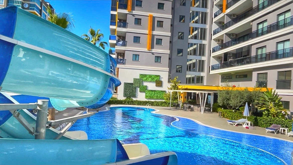 Обзор территории наших апартаментов в Турции: бассейн, горки, здание смотреть онлайн