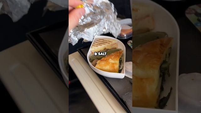 This drink changes flavour on a plane! смотреть онлайн