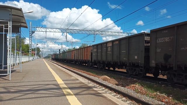 "Перестучный на скорости" 2ТЭ116-1308 с полувагонами, станция Сиверская смотреть онлайн