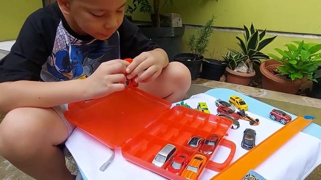 Mainan Mobil | Mainan Anak Laki Laki | Keren Banget Banyak MAINAN MOBIL didalam BOX Mobil... смотреть онлайн