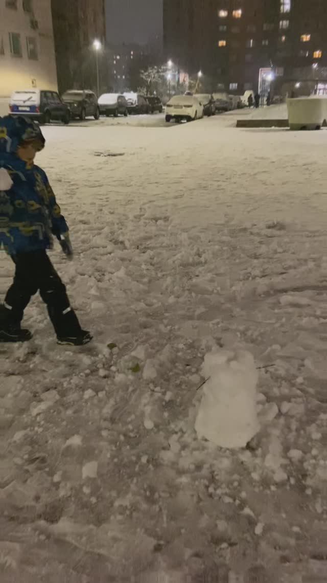 Выпал аномальный снег и снеговики начали кидать в меня снежками смотреть онлайн