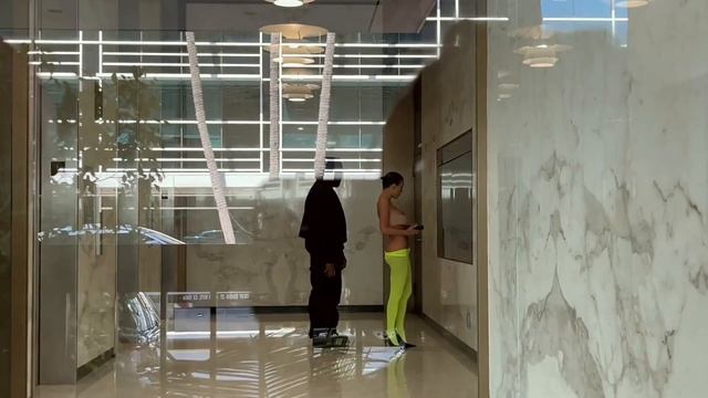 Bianca Censori pairs bandeau top with low-slung neon tights for date with Kanye West смотреть онлайн