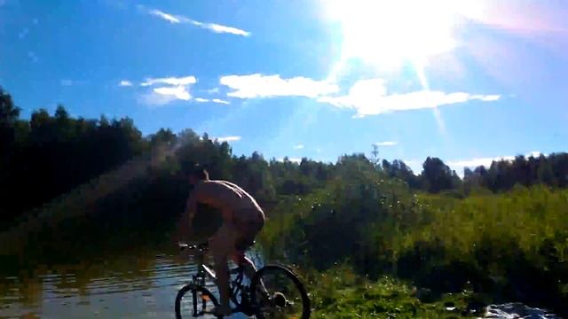 Прыжок на велосипеде в воду смотреть онлайн