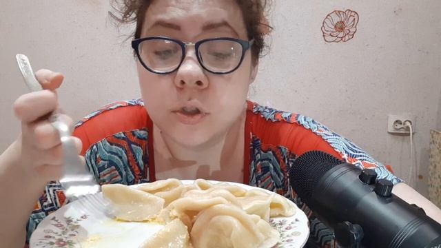 АСМР Мукбанг вареники с селедкой мне полезут в глотку смотреть онлайн