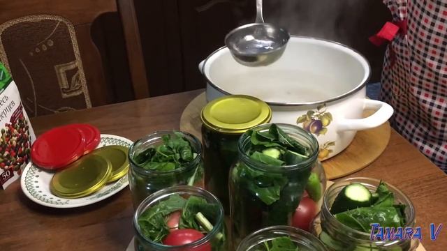 Закатка огурцов и помидоров на зиму Rolling cucumbers and tomatoes for the winter смотреть онлайн