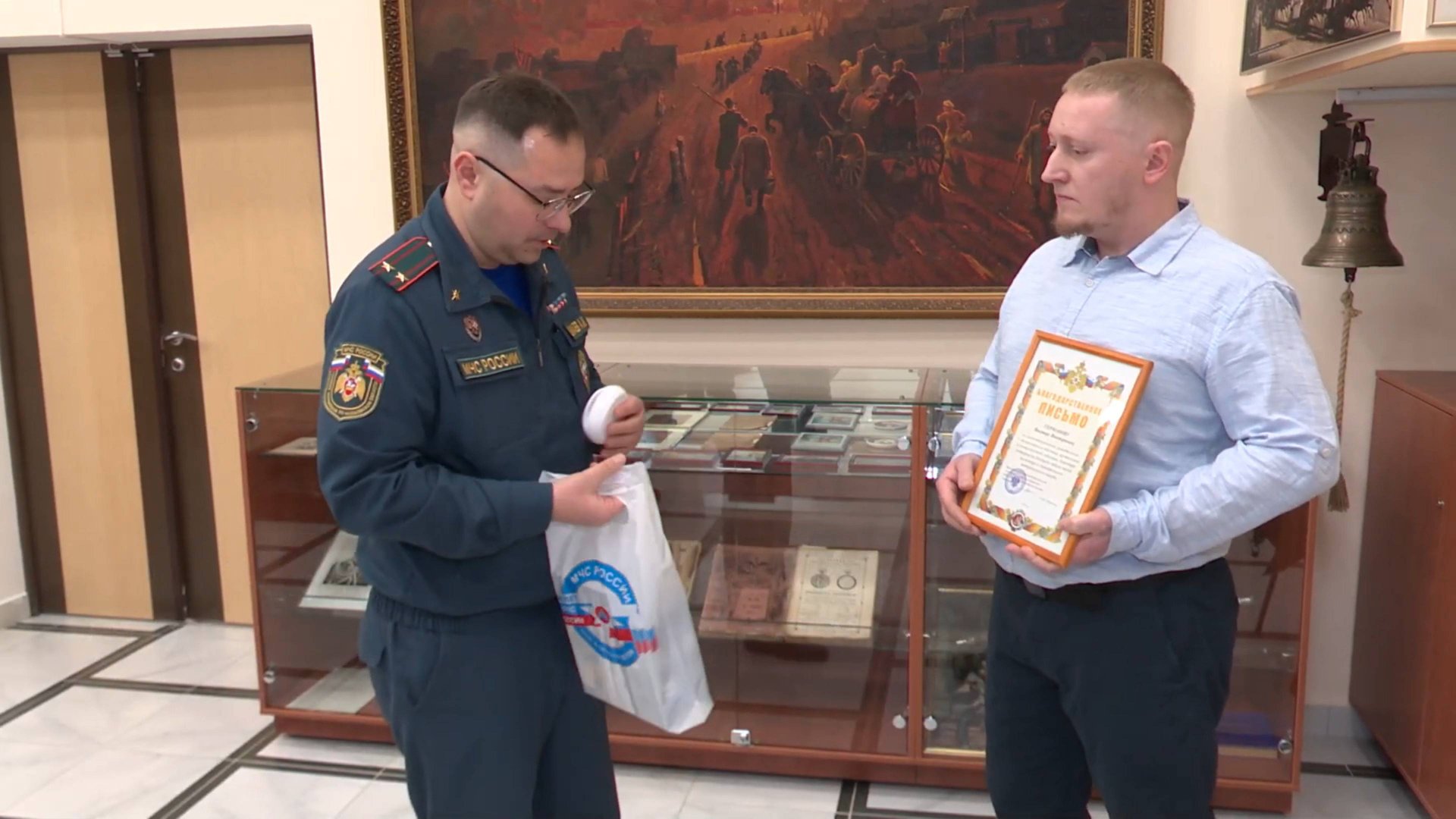 Жителя Реутова наградили за спасение человека на пожаре 11.12.2024 смотреть онлайн