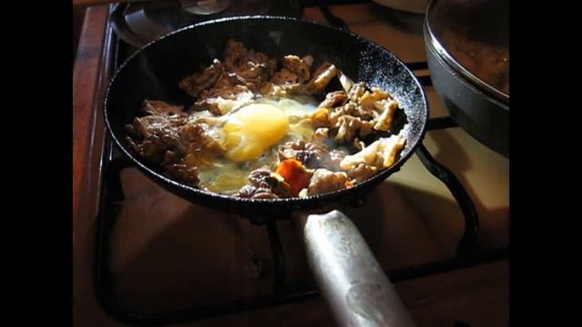 сморчки с луком и яйцом по деревенски