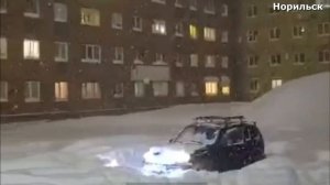 Норильск утонул в снегу в 2 -х метровых сугробах, жители выкапывают автомобили