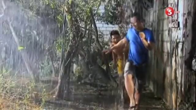 Alwyn Uytingco Watches Vin Abrenica Shower in the Rain смотреть онлайн