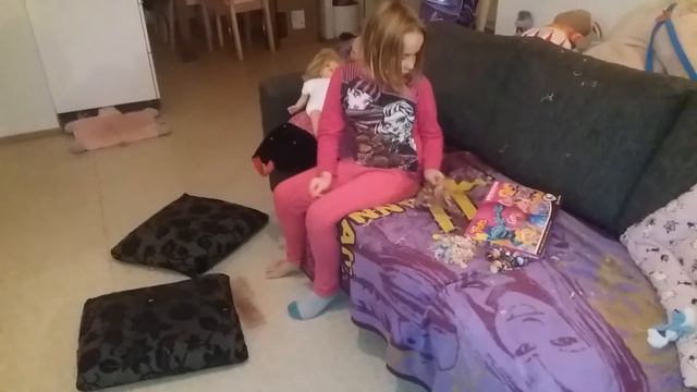 Хлопаем хлопушки, у собак и кошек глаза светятса, сладости тролей смотреть онлайн