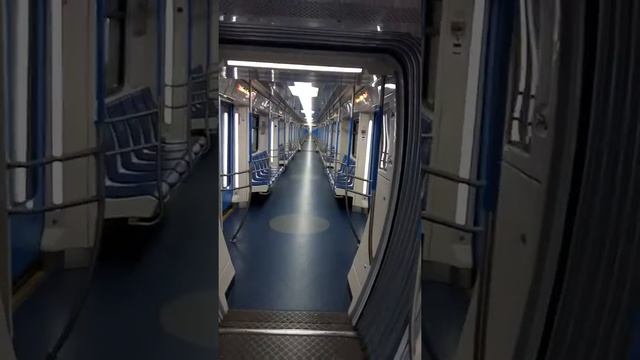 Пустое метро,люди вы где? смотреть онлайн