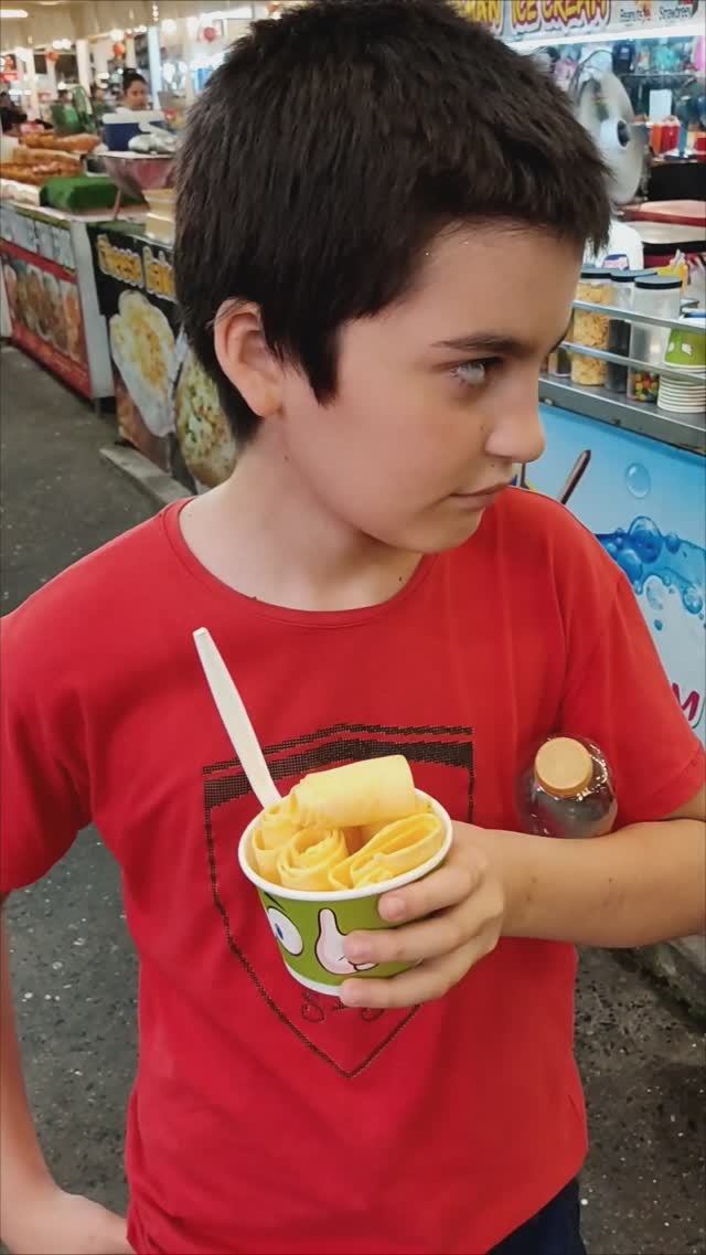 Как делают легендарное Тайское Мороженое из молока и фруктов. Таиланд за 50 тысяч @tutsi-dieti смотреть онлайн