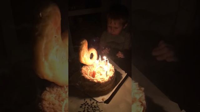 Тимур не может задуть свечки на торте смотреть онлайн