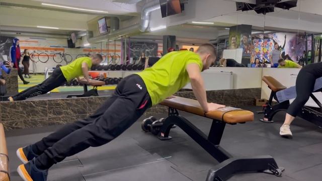 Віджимання від лавки.