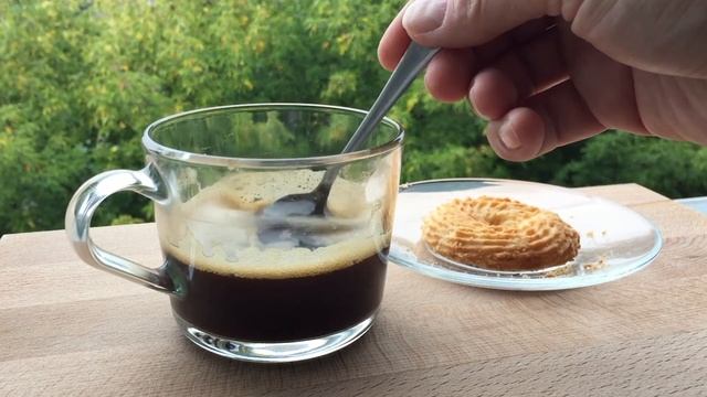 • Кофе - день сегодня очень пасмурный. Без кофе ни как.