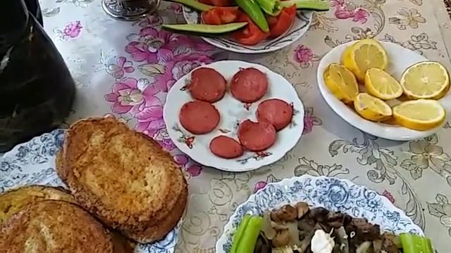 С днем Смеха Вас друзья с 1 Апреля!Праздничный завтрак Ахмеда !Шампиньоны с майонезом и чесноком смотреть онлайн